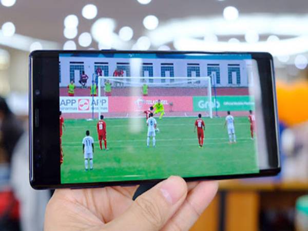 Sử dụng điện thoại để xem bóng đá trực tiếp tại mì tôm chấm nét