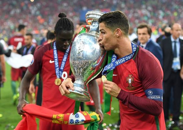 Ronaldo bên chiếc cúp Euro danh giá